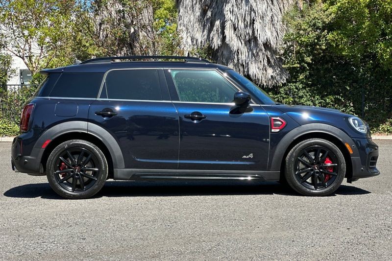 MINI John Cooper Works Countryman Vehicle Full-screen Gallery Image 02