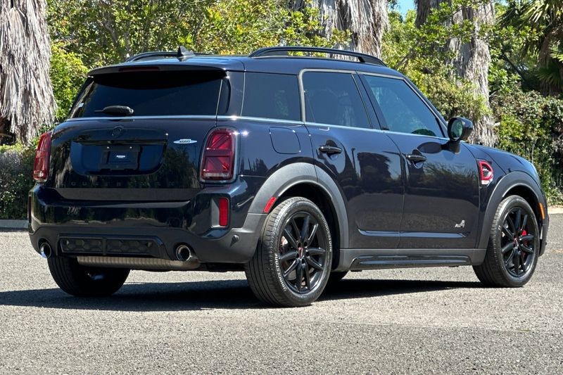 MINI John Cooper Works Countryman Vehicle Full-screen Gallery Image 03