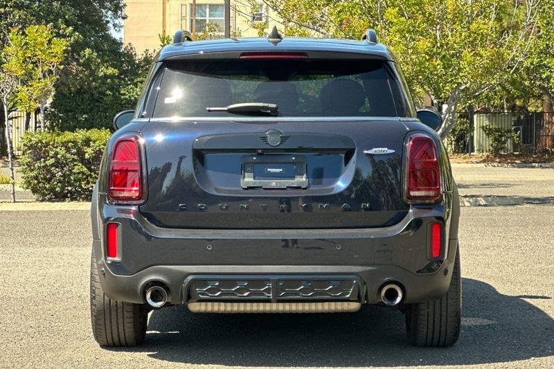 MINI John Cooper Works Countryman Vehicle Full-screen Gallery Image 04