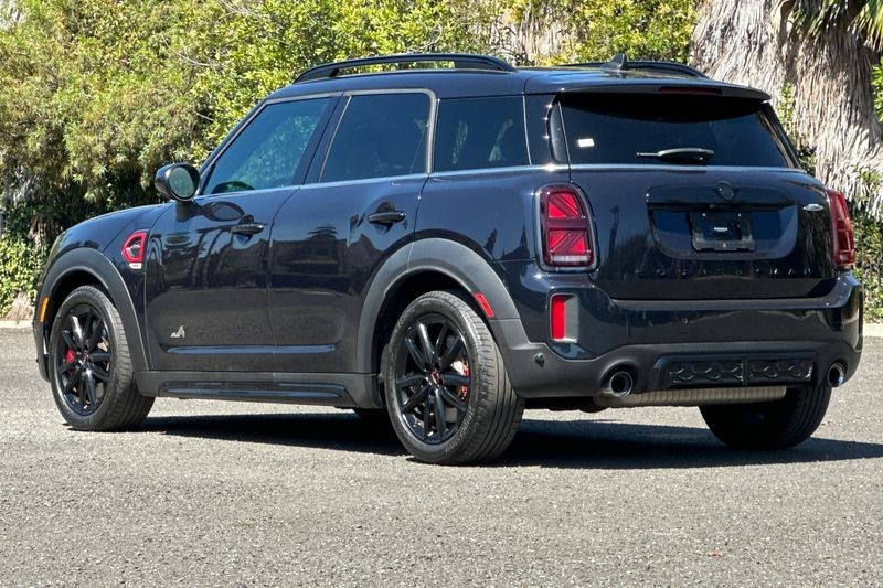 MINI John Cooper Works Countryman Vehicle Full-screen Gallery Image 05