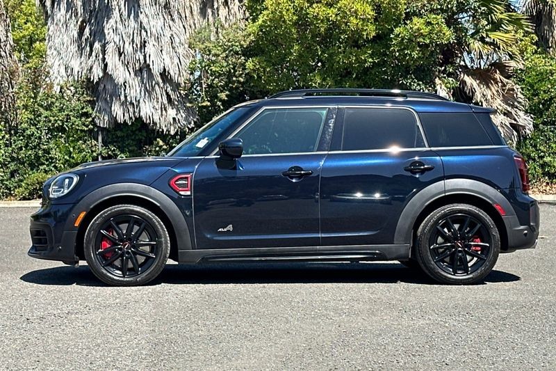 MINI John Cooper Works Countryman Vehicle Full-screen Gallery Image 07