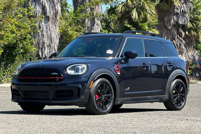 MINI John Cooper Works Countryman Vehicle Full-screen Gallery Image 08