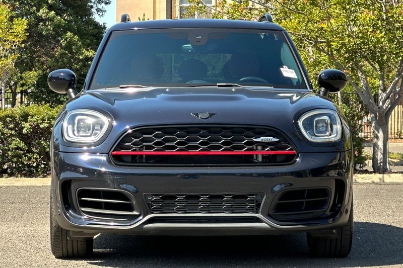 MINI John Cooper Works Countryman Vehicle Full-screen Gallery Image 09