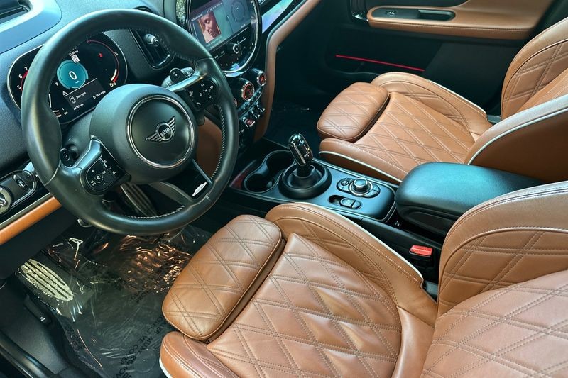 MINI John Cooper Works Countryman Vehicle Full-screen Gallery Image 10
