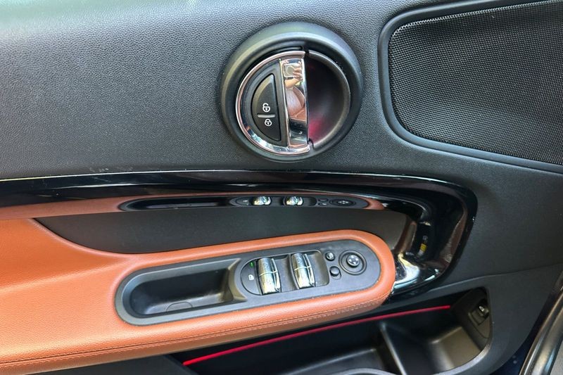 MINI John Cooper Works Countryman Vehicle Full-screen Gallery Image 11