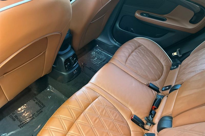 MINI John Cooper Works Countryman Vehicle Full-screen Gallery Image 14
