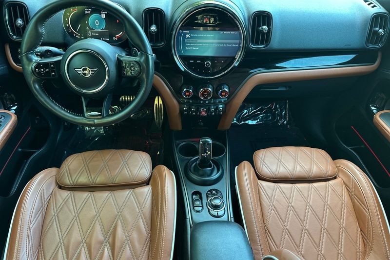 MINI John Cooper Works Countryman Vehicle Full-screen Gallery Image 15