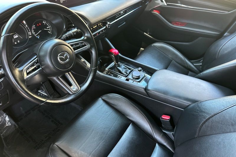 Mazda Mazda3 Vehicle Full-screen Gallery Image 10