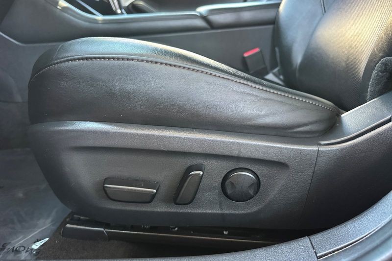 Mazda Mazda3 Vehicle Full-screen Gallery Image 13
