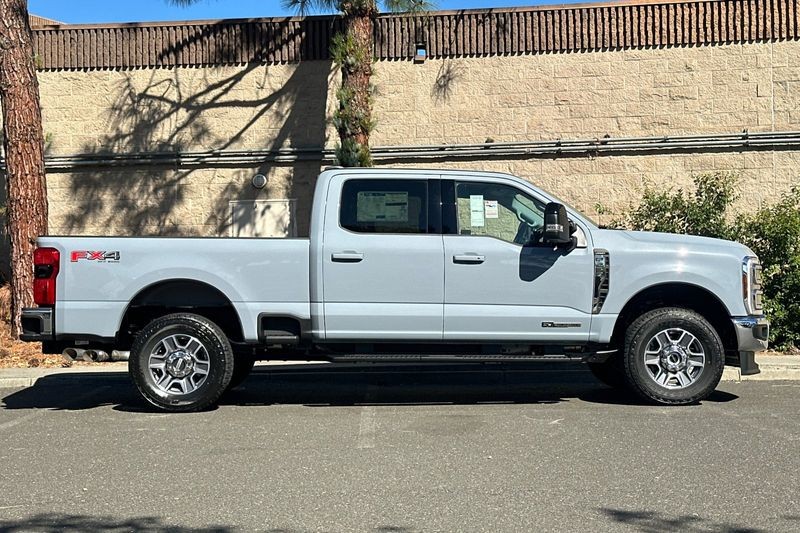 Ford F-250SD Vehicle Full-screen Gallery Image 02