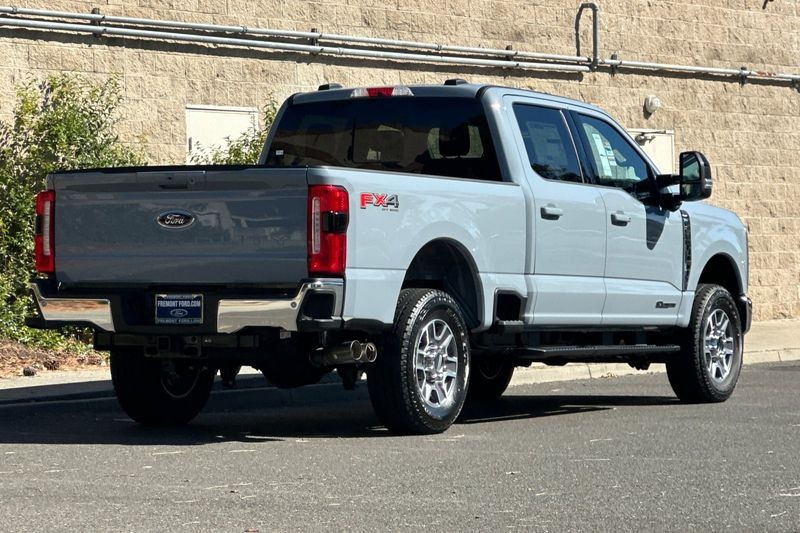 Ford F-250SD Vehicle Full-screen Gallery Image 03