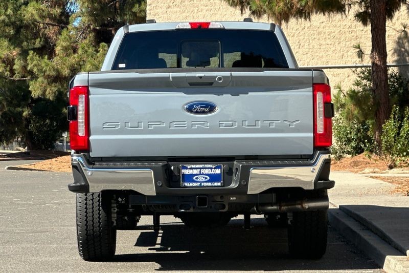 Ford F-250SD Vehicle Full-screen Gallery Image 04