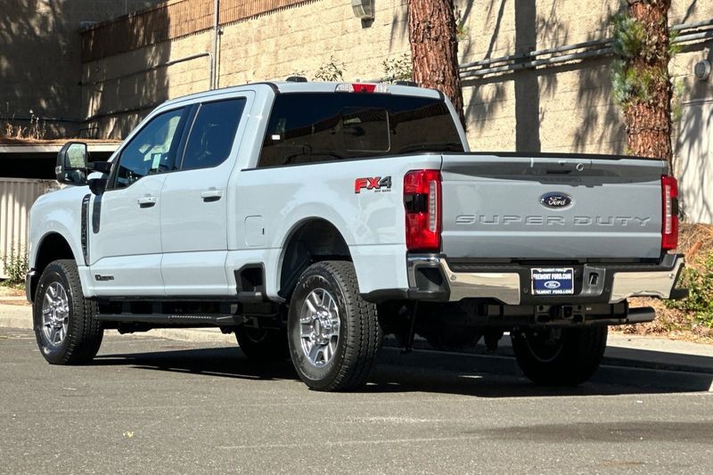 Ford F-250SD Vehicle Full-screen Gallery Image 05