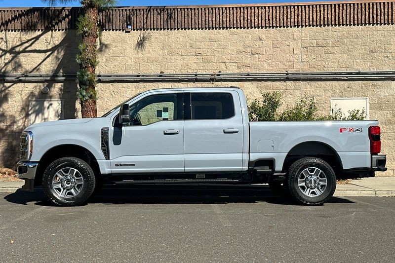 Ford F-250SD Vehicle Full-screen Gallery Image 06