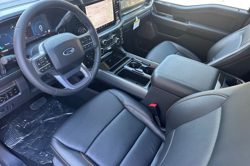 Ford F-250SD Vehicle Full-screen Gallery Image 09