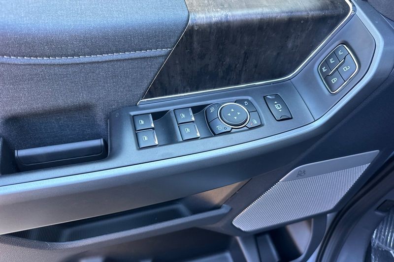 Ford F-250SD Vehicle Full-screen Gallery Image 10
