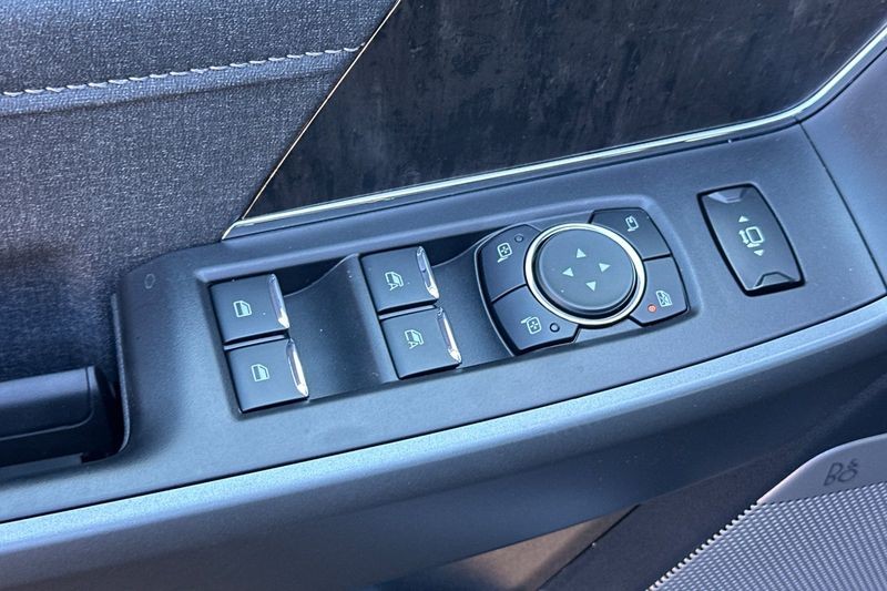 Ford F-250SD Vehicle Full-screen Gallery Image 11