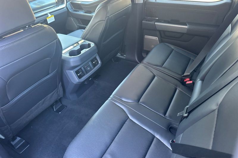 Ford F-250SD Vehicle Full-screen Gallery Image 12