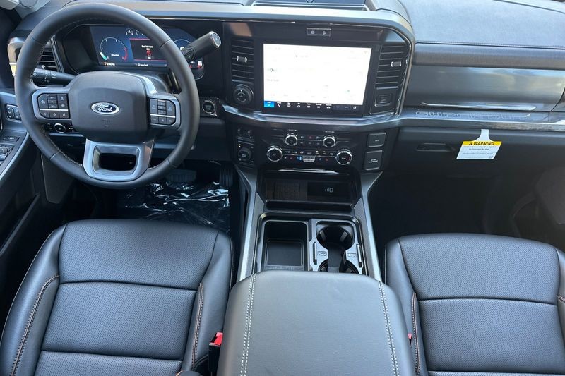 Ford F-250SD Vehicle Full-screen Gallery Image 14