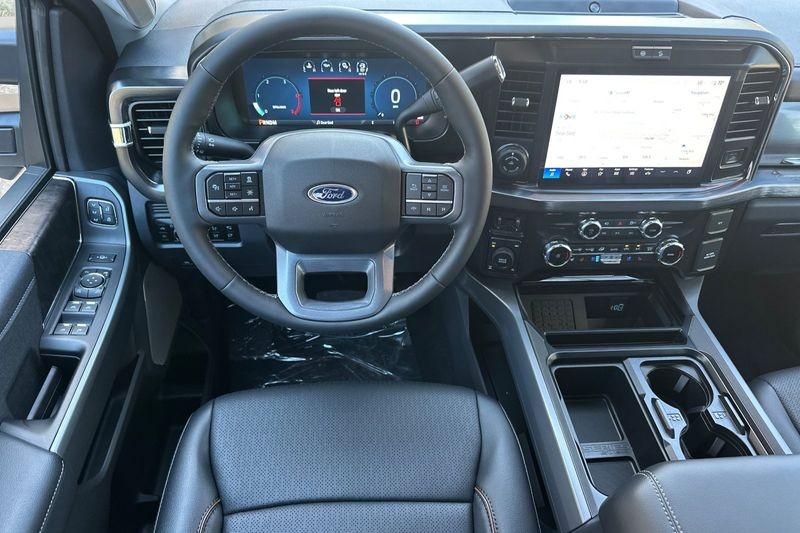 Ford F-250SD Vehicle Full-screen Gallery Image 15