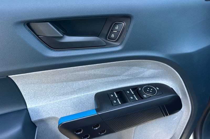 Ford Maverick Vehicle Full-screen Gallery Image 10