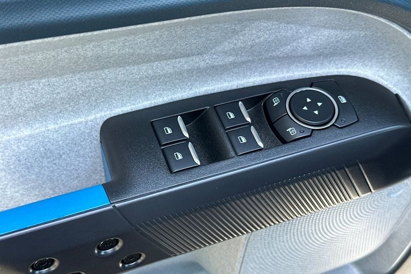 Ford Maverick Vehicle Full-screen Gallery Image 11