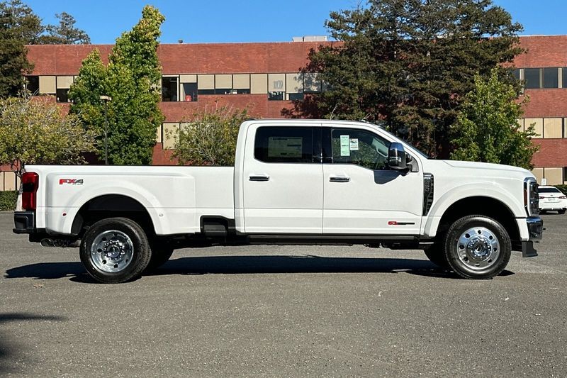 Ford F-450SD Vehicle Full-screen Gallery Image 02