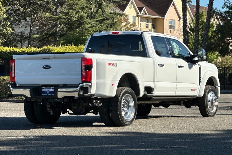 Ford F-450SD Vehicle Full-screen Gallery Image 03