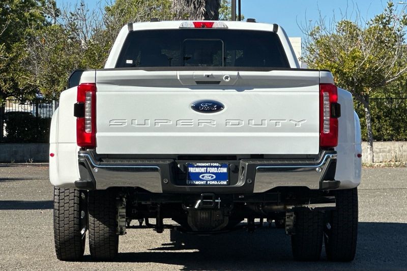 Ford F-450SD Vehicle Full-screen Gallery Image 04