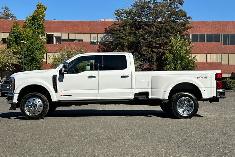 Ford F-450SD Vehicle Full-screen Gallery Image 06