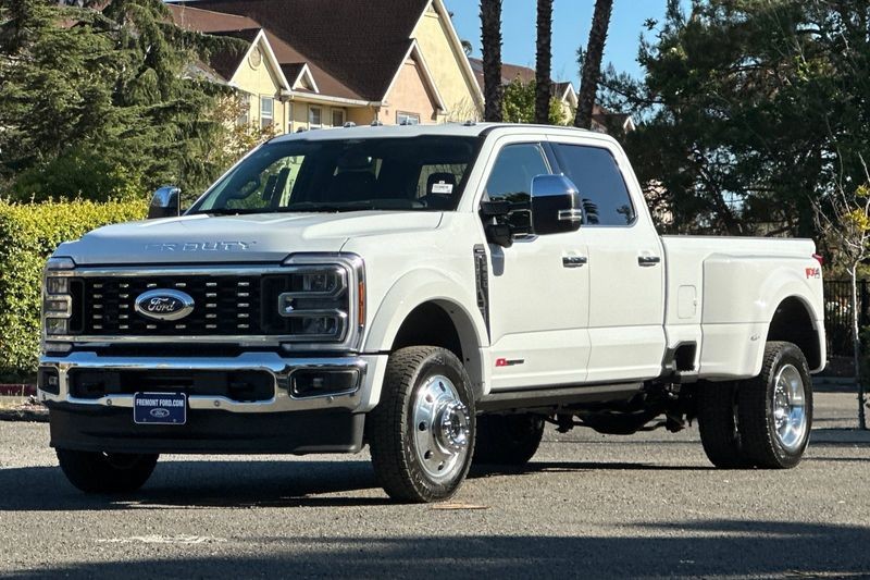 Ford F-450SD Vehicle Full-screen Gallery Image 07