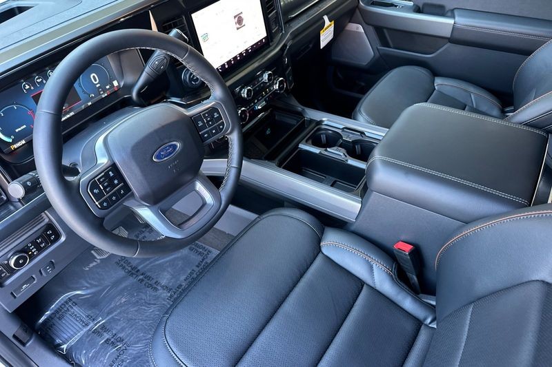 Ford F-450SD Vehicle Full-screen Gallery Image 09