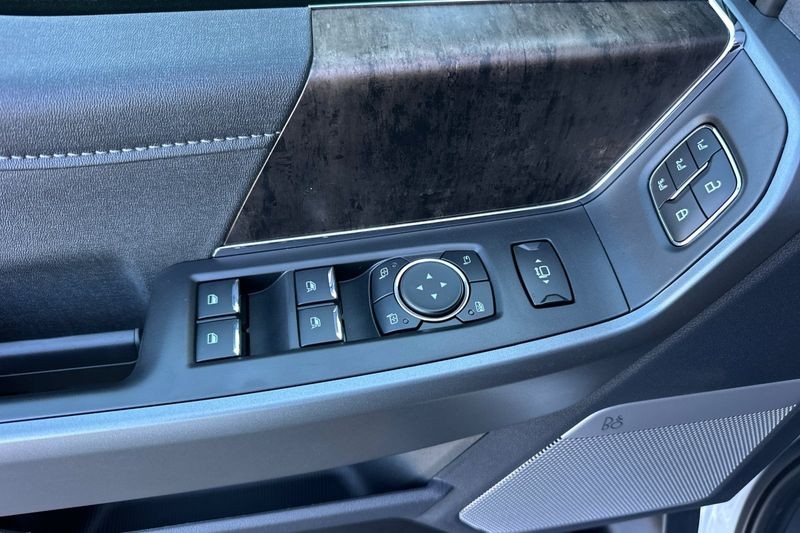 Ford F-450SD Vehicle Full-screen Gallery Image 10