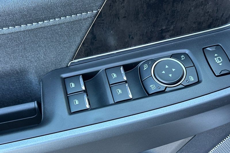 Ford F-450SD Vehicle Full-screen Gallery Image 11