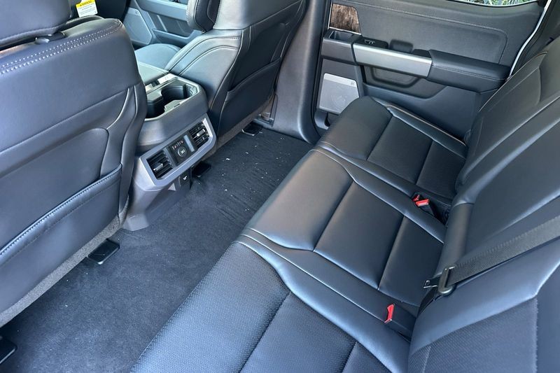 Ford F-450SD Vehicle Full-screen Gallery Image 12