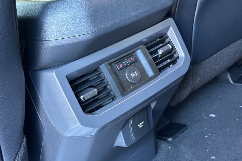 Ford F-450SD Vehicle Full-screen Gallery Image 13