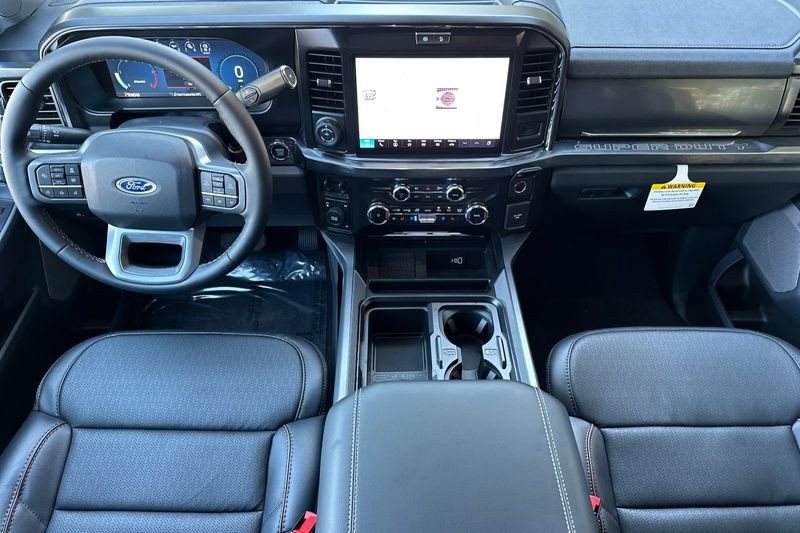 Ford F-450SD Vehicle Full-screen Gallery Image 14