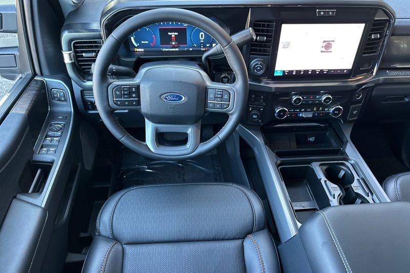 Ford F-450SD Vehicle Full-screen Gallery Image 15