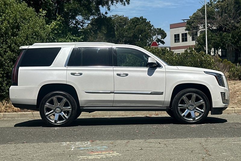 Cadillac Escalade Vehicle Full-screen Gallery Image 02