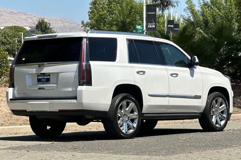 Cadillac Escalade Vehicle Full-screen Gallery Image 03