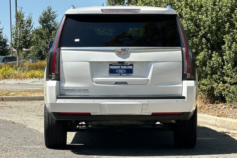 Cadillac Escalade Vehicle Full-screen Gallery Image 04