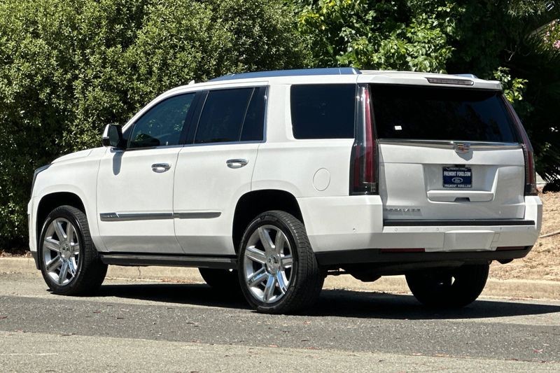 Cadillac Escalade Vehicle Full-screen Gallery Image 05