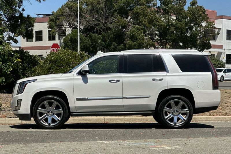 Cadillac Escalade Vehicle Full-screen Gallery Image 07