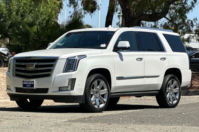 Cadillac Escalade Vehicle Full-screen Gallery Image 08