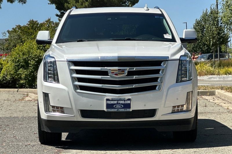 Cadillac Escalade Vehicle Full-screen Gallery Image 09