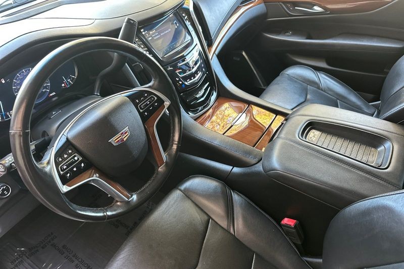 Cadillac Escalade Vehicle Full-screen Gallery Image 10