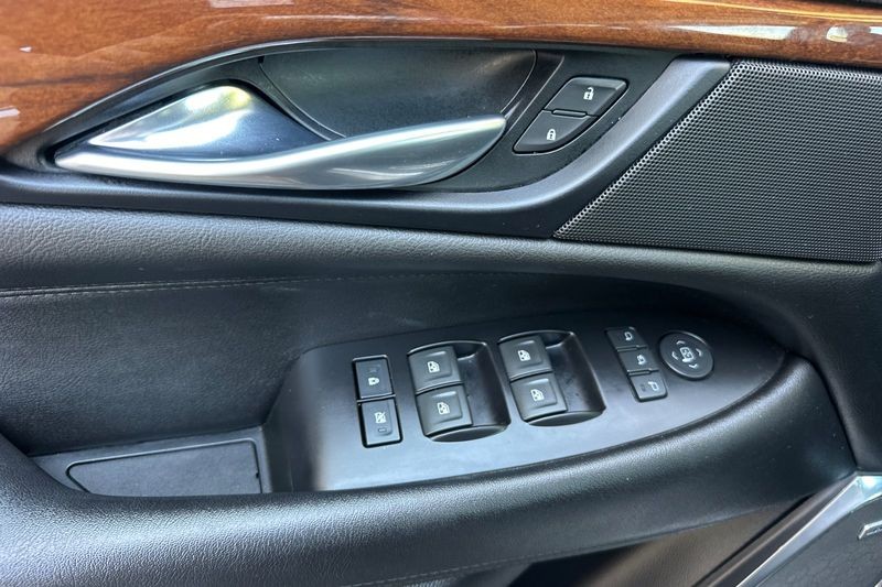 Cadillac Escalade Vehicle Full-screen Gallery Image 11
