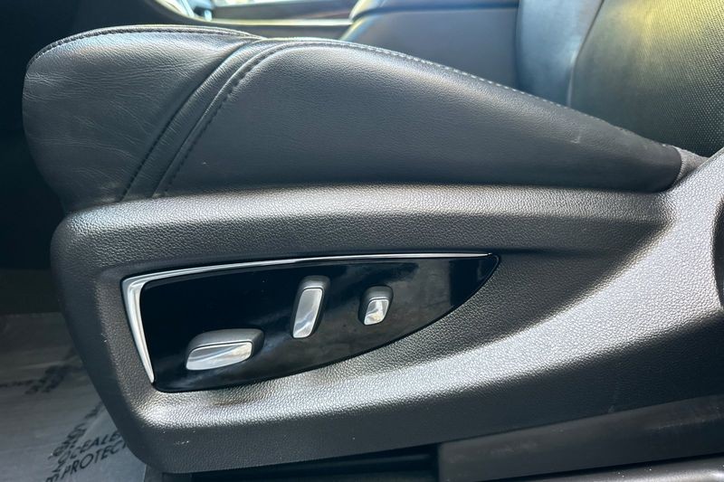 Cadillac Escalade Vehicle Full-screen Gallery Image 13