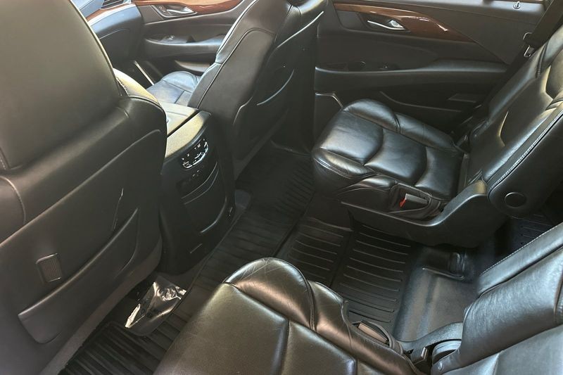 Cadillac Escalade Vehicle Full-screen Gallery Image 14