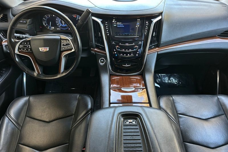 Cadillac Escalade Vehicle Full-screen Gallery Image 15